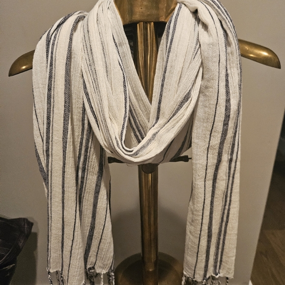 4 Beautiful scarves - Picture 2 of 15
